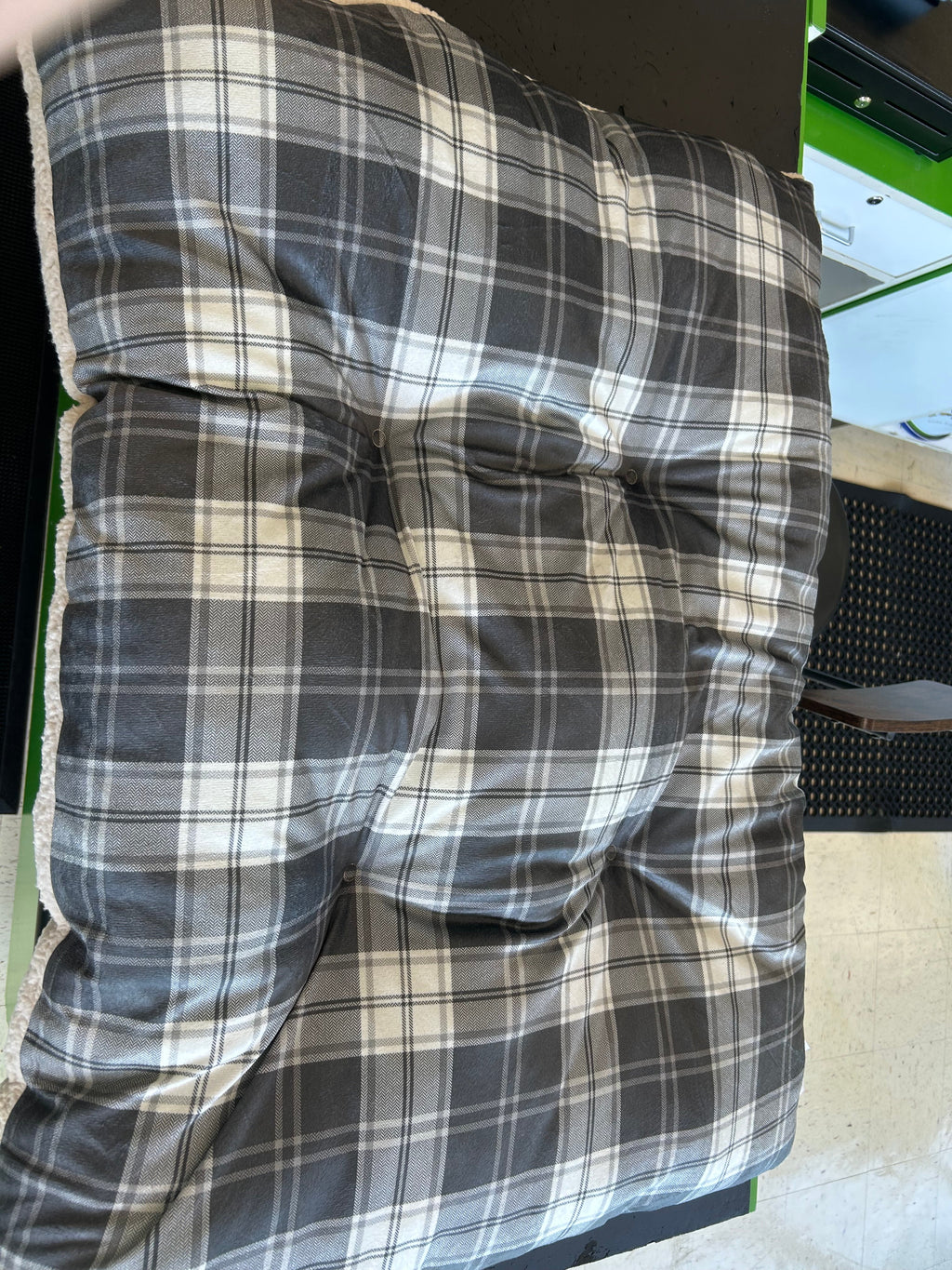 30" Arlee Tufted Pillow Dog Bed Grey/Plaid